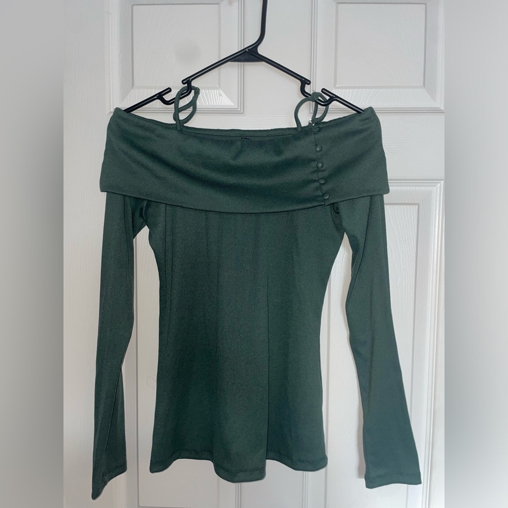 Doe Rae Ribbed cold shoulder top, ribbed 
long sleeves, Size Small, Hunter green